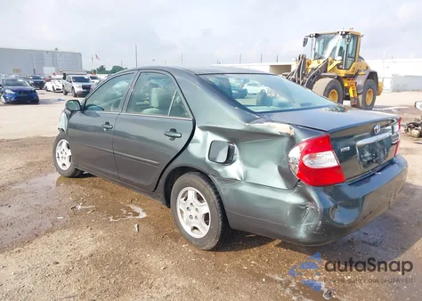 2003 Toyota Camry Le z USA, uszkodzony, nr VIN 4T1BF32K13U554339
